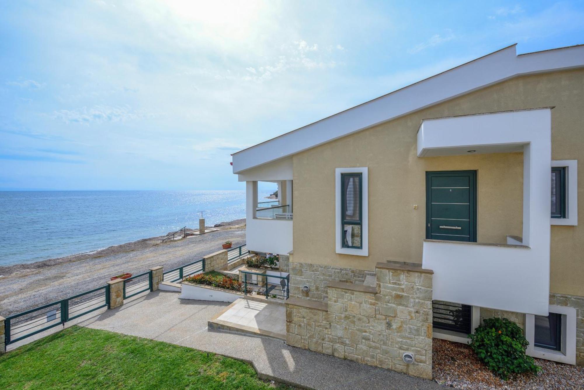 Elpiniki Luxury Apartments Nea Poteidaia Buitenkant foto