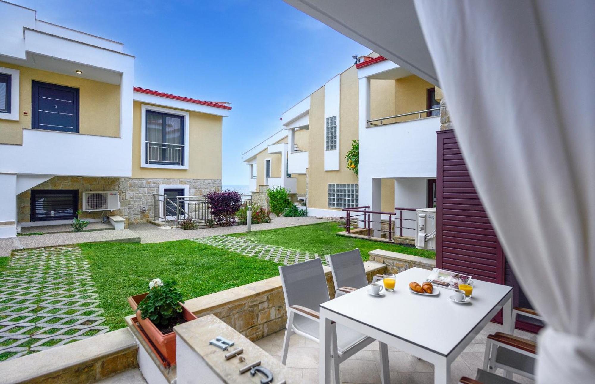 Elpiniki Luxury Apartments Nea Poteidaia Buitenkant foto