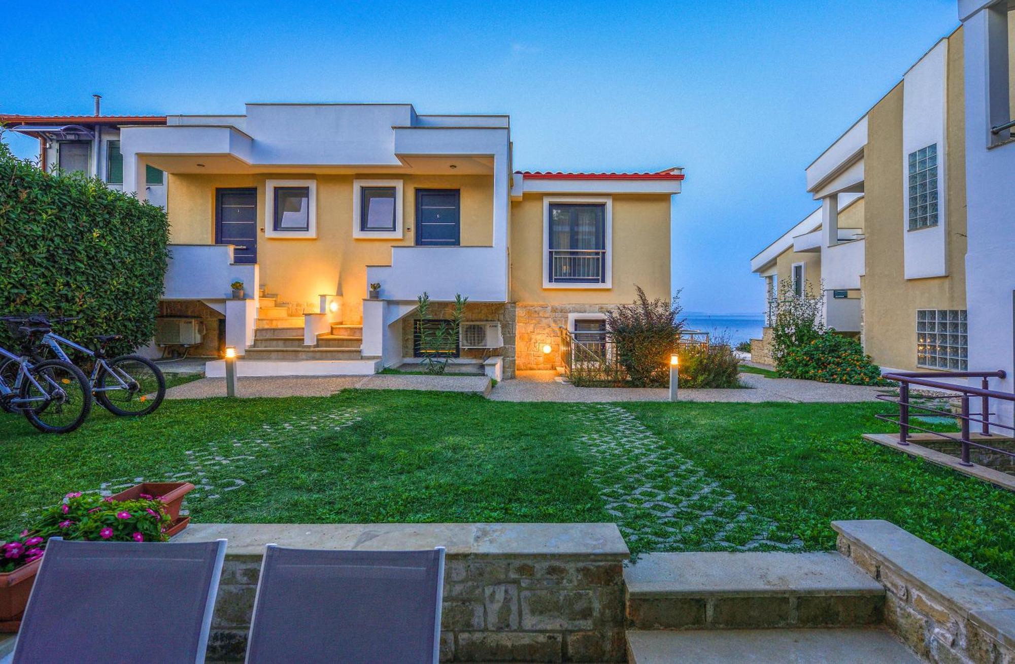 Elpiniki Luxury Apartments Nea Poteidaia Buitenkant foto